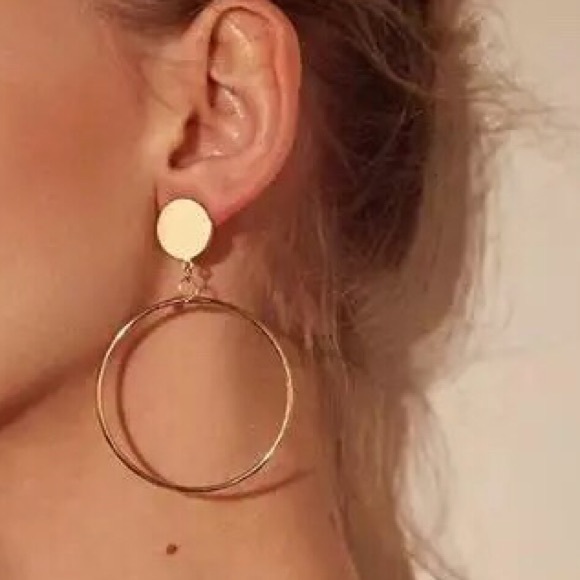 Jewelry - A pair of earring in Golden color